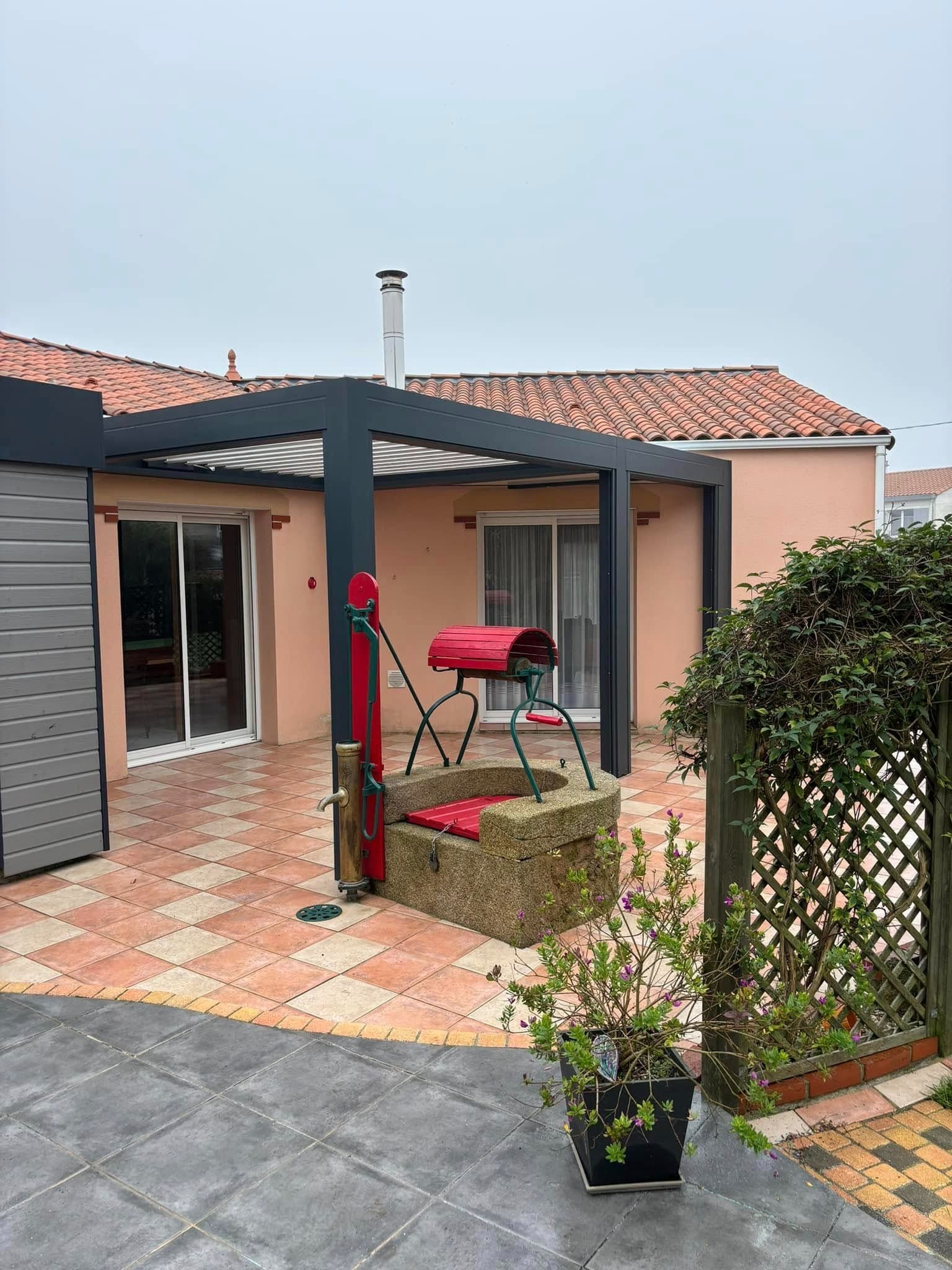 Pergola bioclimatique anthracite sur terrasse