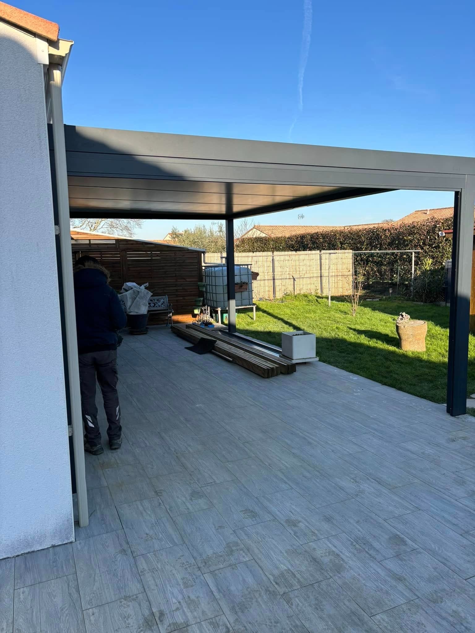 Pergola bioclimatique vue du jardin