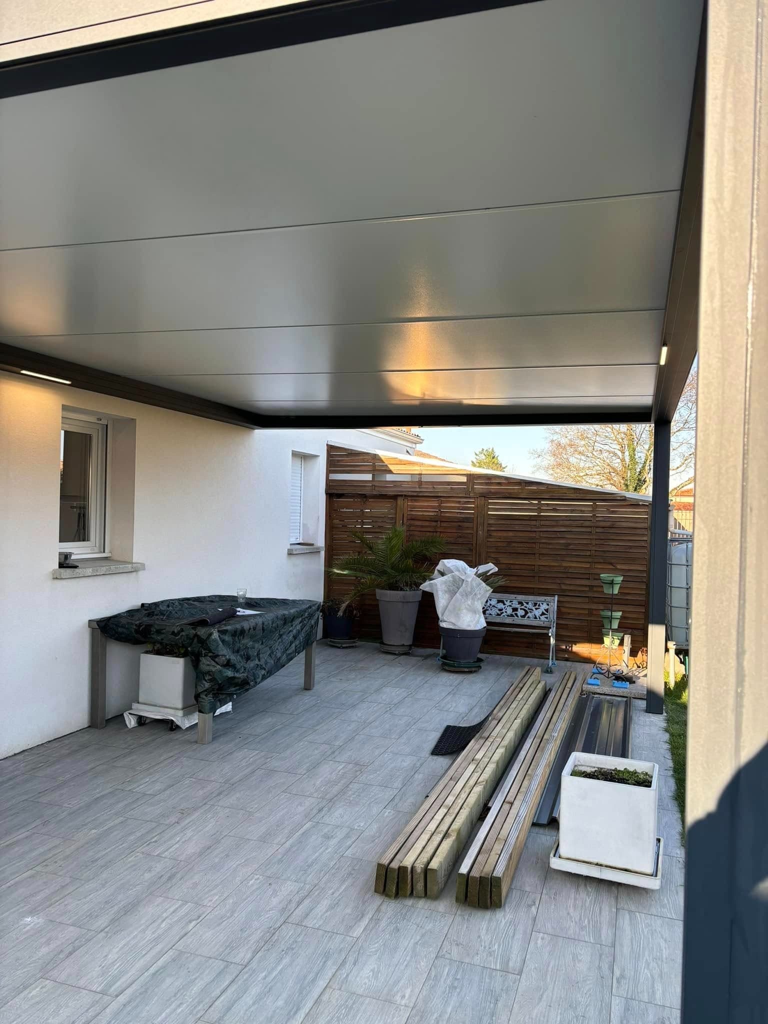 Pergola vue intérieure plafond plein