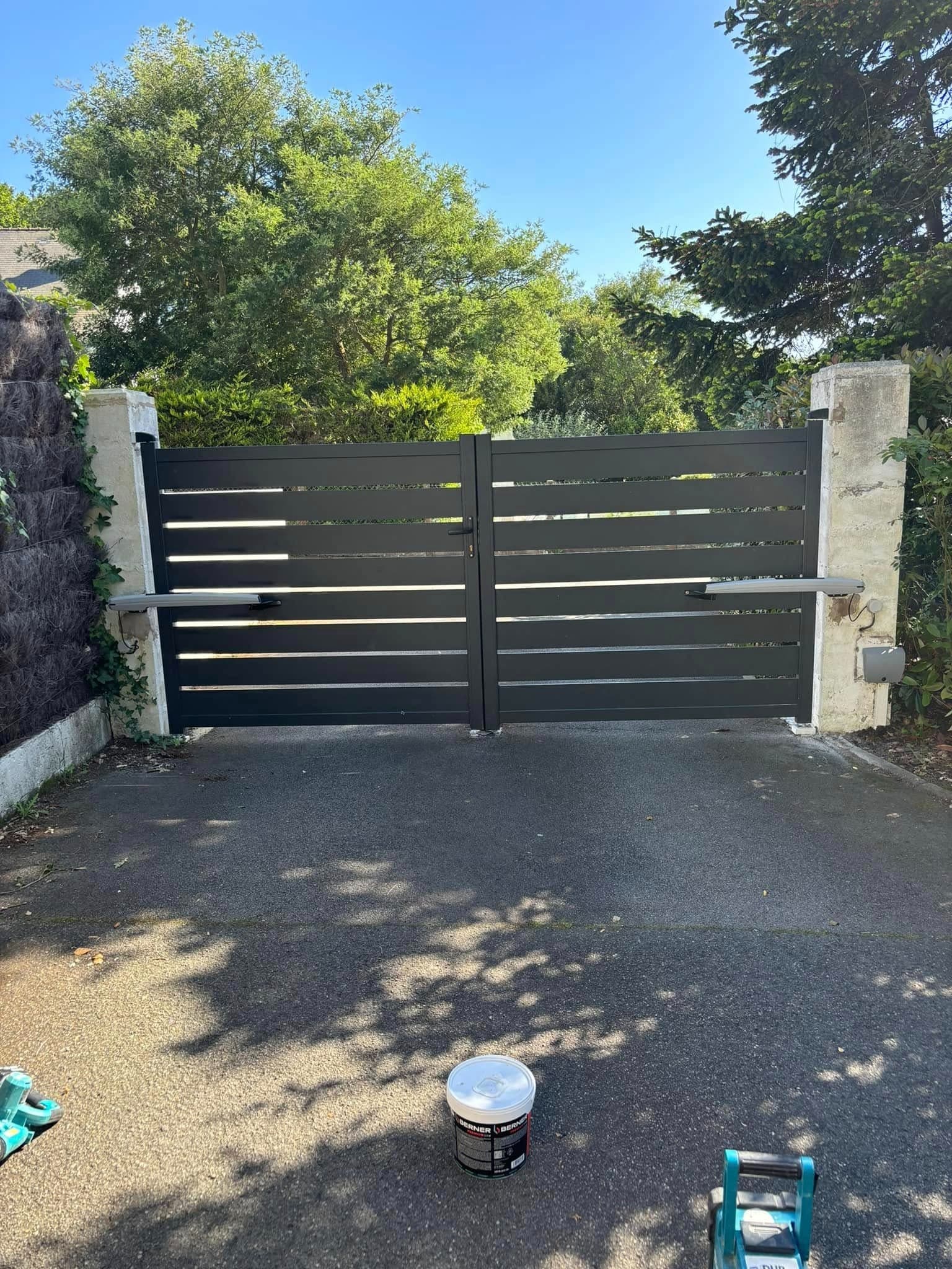 Portail aluminium battant gris anthracite