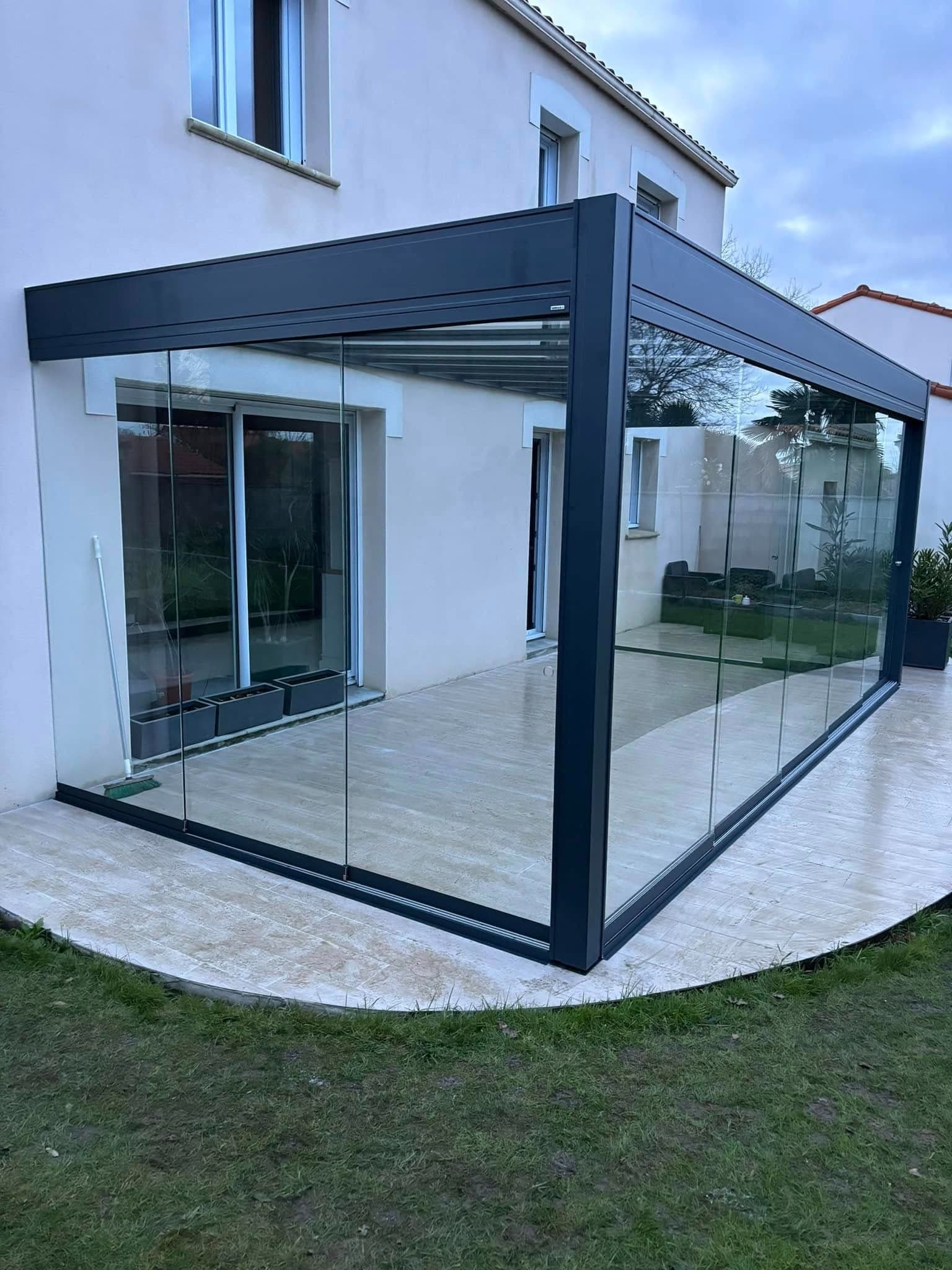 Véranda avec rideau de verre coulissant
